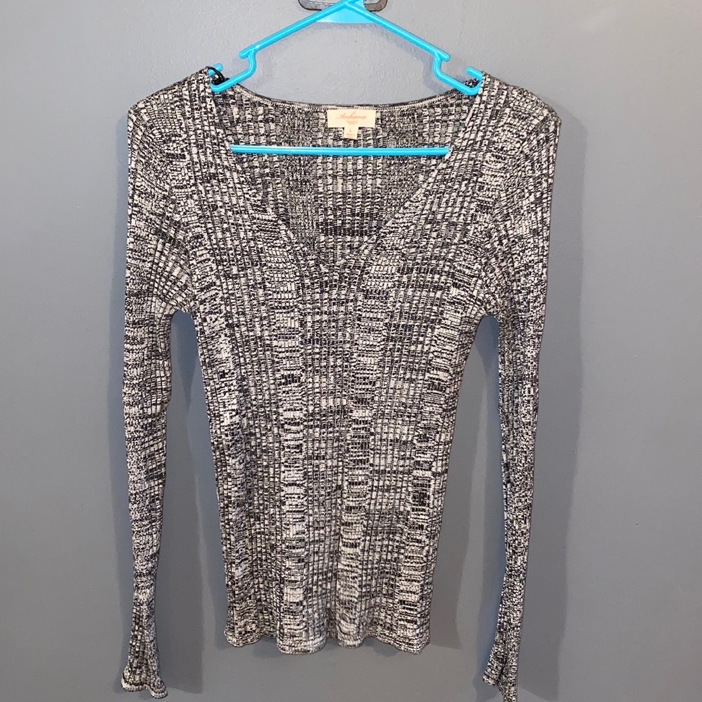 Black and white fitted sweater Like New